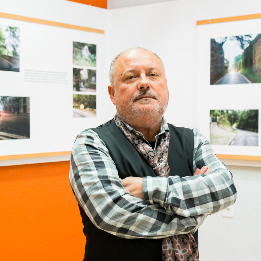 Exposición Juan Sande Al Volante del Chevrolet